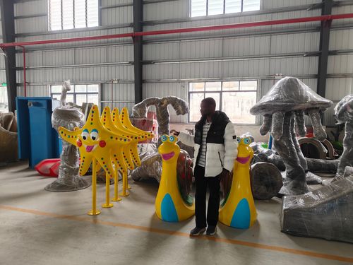 Aktuelle Unternehmensnachrichten über Vertreter des afrikanischen Resortunternehmers besuchten die Produktionswerkstatt unserer Fabrik, um den Herstellungsprozess der Wasserrutschen zu überprüfen.