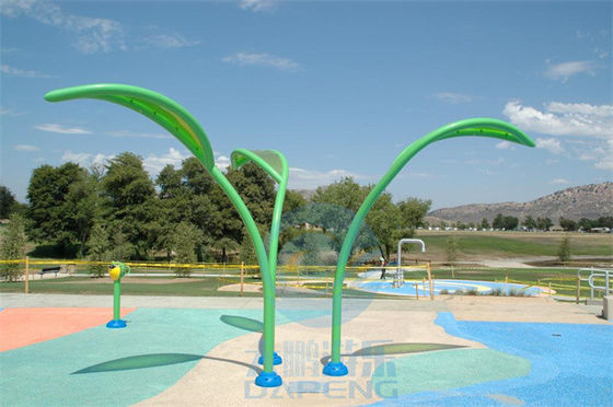 Nasser Spielplatz-Wasser-Spiel-Sommer-Wasser-Park-Spray im Freien verlässt - grün