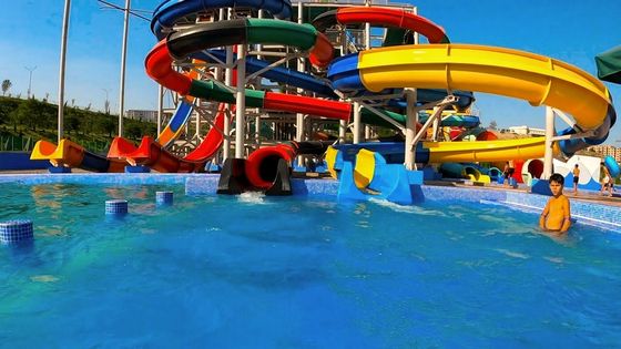 Ein guter Preis. Ausrüstung für Schwimmbäder Kleine Spiralrutsche für gewerbliche Spielplätze im Freien Online