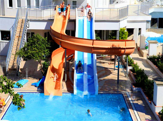Der Regenbogen, der gebogenes Swimmingpool-Wasserrutsche kombiniertes CER RoHS läuft, genehmigte