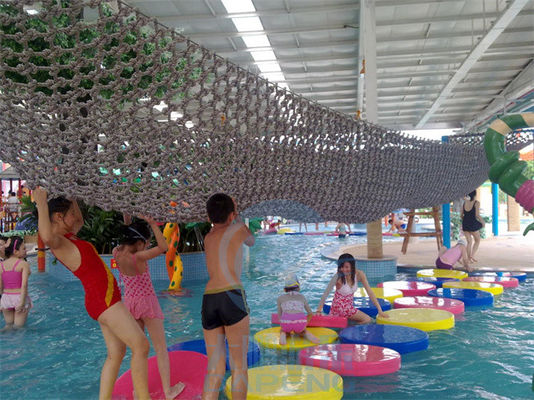 Wasser-Park-fauler Fluss und Swimmingpool-Floßbrücke mit kletterndem Netz