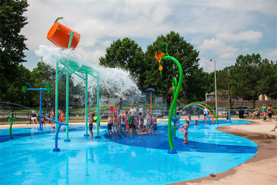 Kundengebundener Fiberglas-Wasser-Park-strömender Eimer und galvanisierter Stahlwasser-Vorhang