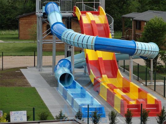 Gewundener beiliegender Wasserrutsche-Regenbogen, der Pool-Dia mit geführtem Lichteffekt läuft