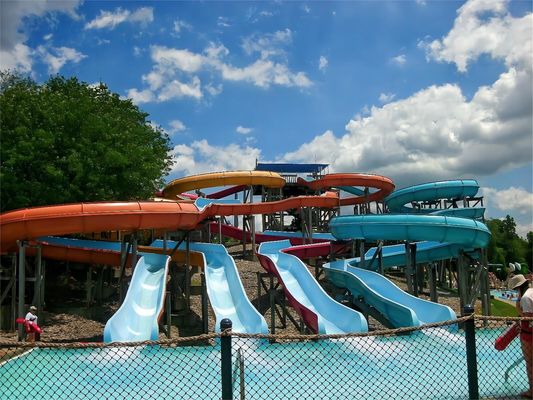 OEM Outdoor-Spielplatz für den Geschäftsbereich Spielfahrten Schwimmbad Glasfaserwasserrutsche für Kinder
