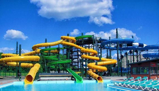 Schwimmbad im Freien Kinder spielen Ausrüstung Glasfaser Wasserrutsche im Park