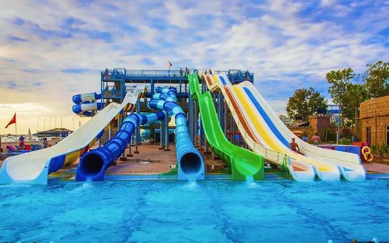 OEM Aquapark Wasserspiele Kinder Spiele Sportfahrten Vergnügen Spirale Pool Rutschen