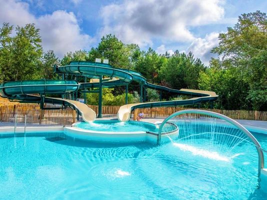 Outdoor-Schwimmbad mit Glasfaser-Spiralrohr-Wasserrutschen