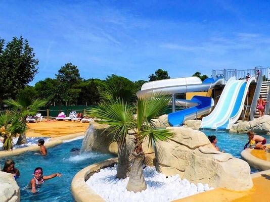 Ein guter Preis. ODM Außenwasser-Spielplatz Schwimmbad Ausrüstung Glasfaser-Rutsche Für Kinder Online