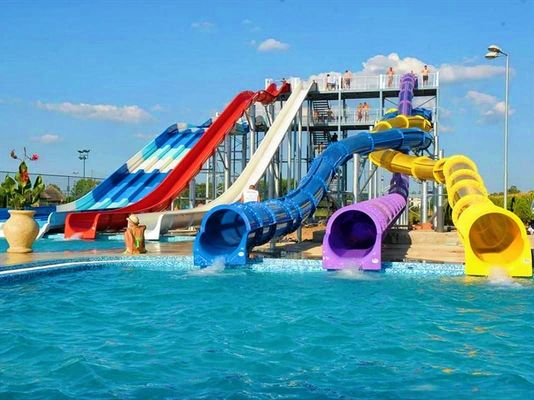 Wasserpark Schwimmbad Attraktion Kinder spielen Glasfaser Wasserrutsche