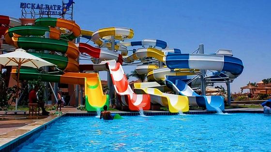 Outdoor-Spiel für Kinder Schwimmbad Wasser Glasfaserröhre Spiralrutsche
