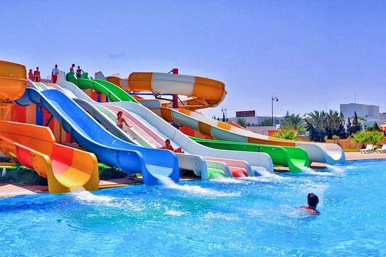 Wasservergnügungspark riesige Wasserspiele Ausrüstung Glasfaser Spiralrohr Wasserrutsche Set