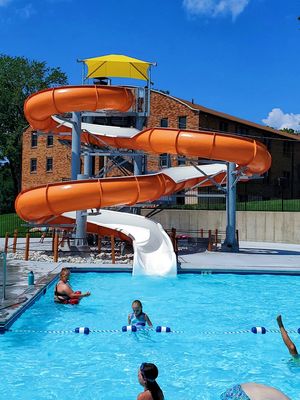 Kommerzieller Wasserpark Wasservergnügung Spiel Orange Spiral Single Slide Für Erwachsene