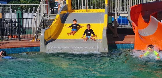 Zuhause über dem Schwimmbad Glasfaser Wasserrutsche für Kinder Wasserspiel
