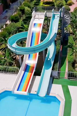 Kommerzielle Wohn-Schwimmbad-Fiberglas-Rutsche Wasserspielgeräte 6-10mm Dicke Offene Hochgeschwindigkeits-Regenbogen-Kombinationsrutsche Geeignet für Wasserparks Hotel