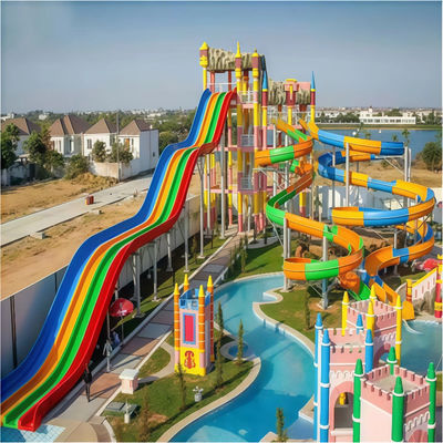 Ein guter Preis. Die 6-8mm dicken Fiberglas-Wasserrutschen-Kombination Wasserpark-Ausrüstung mit 12 Monaten Garantie und kostenlosem Design, Farbanpassung für Spielplatz im Freien Online