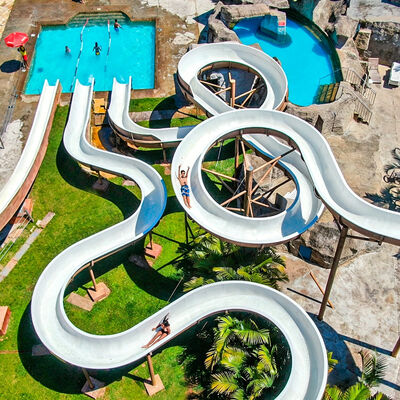 Qualität Große Glasfaser-Spirale Wasserrutsche für Wasserpark 6-8 mm Dicke Gewerbeausrüstung mit 1-Jahres-Garantie Fabrik