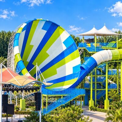 Qualität Giant Tornado Wasserrutsche Glasfaser 6-8mmDicke Trichter kundenspezifische Farbe Spannung für Wasserparks Fabrik