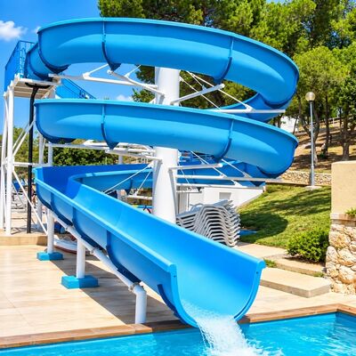 Qualität Spiral Wasserrutsche Fiberglas Gekrümmte Rutsche Individuelle Farbe Attraktion für Schwimmbäder und Wasserparks Fabrik