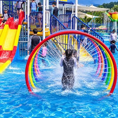 Ein guter Preis. Regenbogenring-Spritzwasser-Spielplatz-Wasserausrüstung Fiberglas-Sprüh-Interaktives Merkmal für Kinderbecken Online