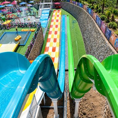 Qualität Professionelle mehrspurige Regenbogen-Rennfahrer Glasfaser-Wasserrutsche für Aquaparkprojekt Fabrik