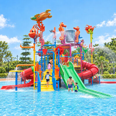 Ein guter Preis. Mittlerer Tier-Wasserspielplatz mit Aquapark, mehrstöckigen Plattformen und Kinderwasserrutschen online
